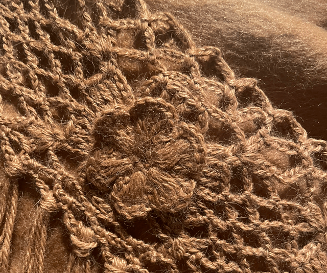 Alpaca omslagdoek met gehaakte rand Camel