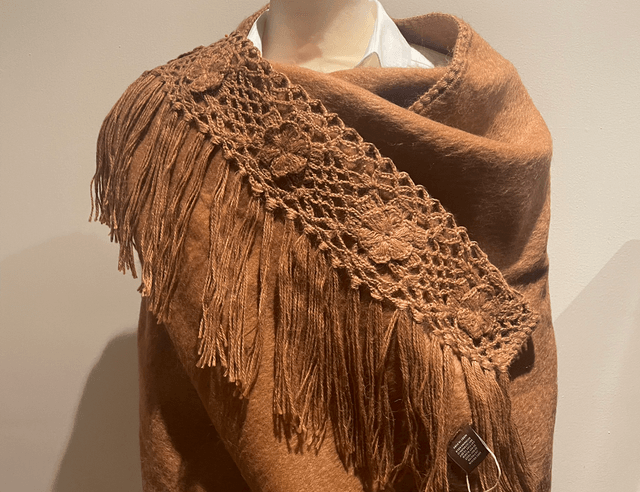 Alpaca omslagdoek met gehaakte rand Camel
