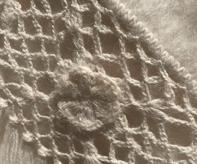 Alpaca omslagdoek met gehaakte rand off-white