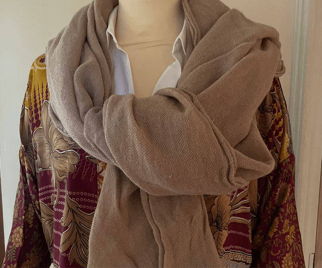 Heerlijk zachte beige sjaal 219cm x70cm 100%wol