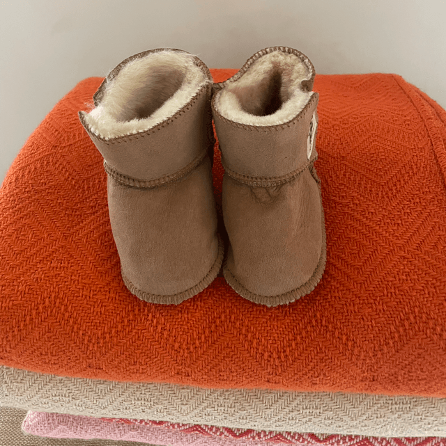 Baby slofjes 14(L) x 9 cm (H) suède met schapenbont gevoerd