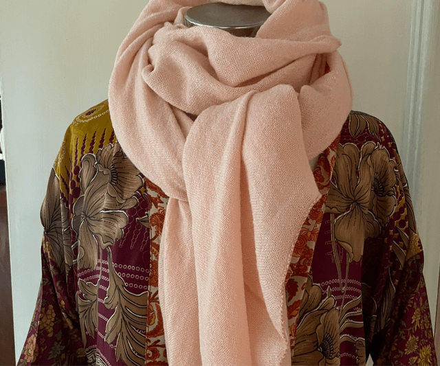 Heerlijk zachte zalm rose sjaal 210cm x 70cm %wol