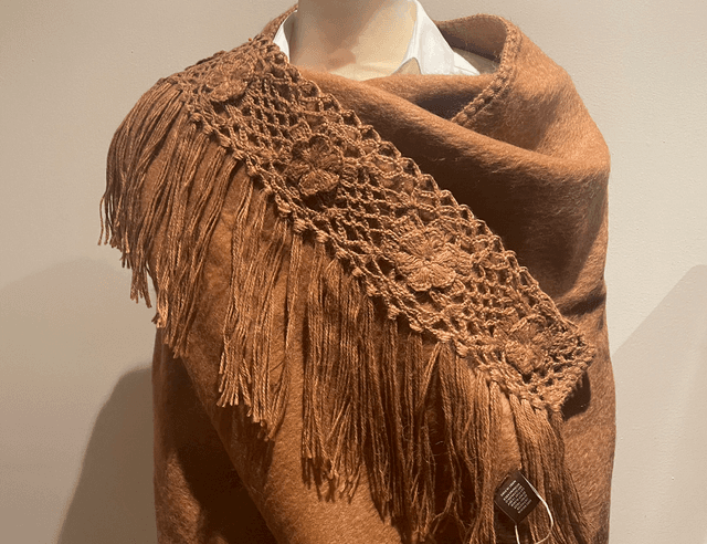 Alpaca omslagdoek met gehaakte rand Camel